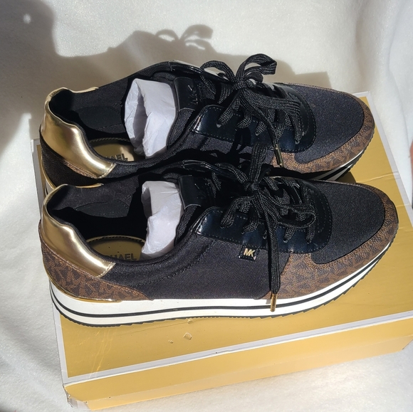 Shoes - Picture 5 of 6